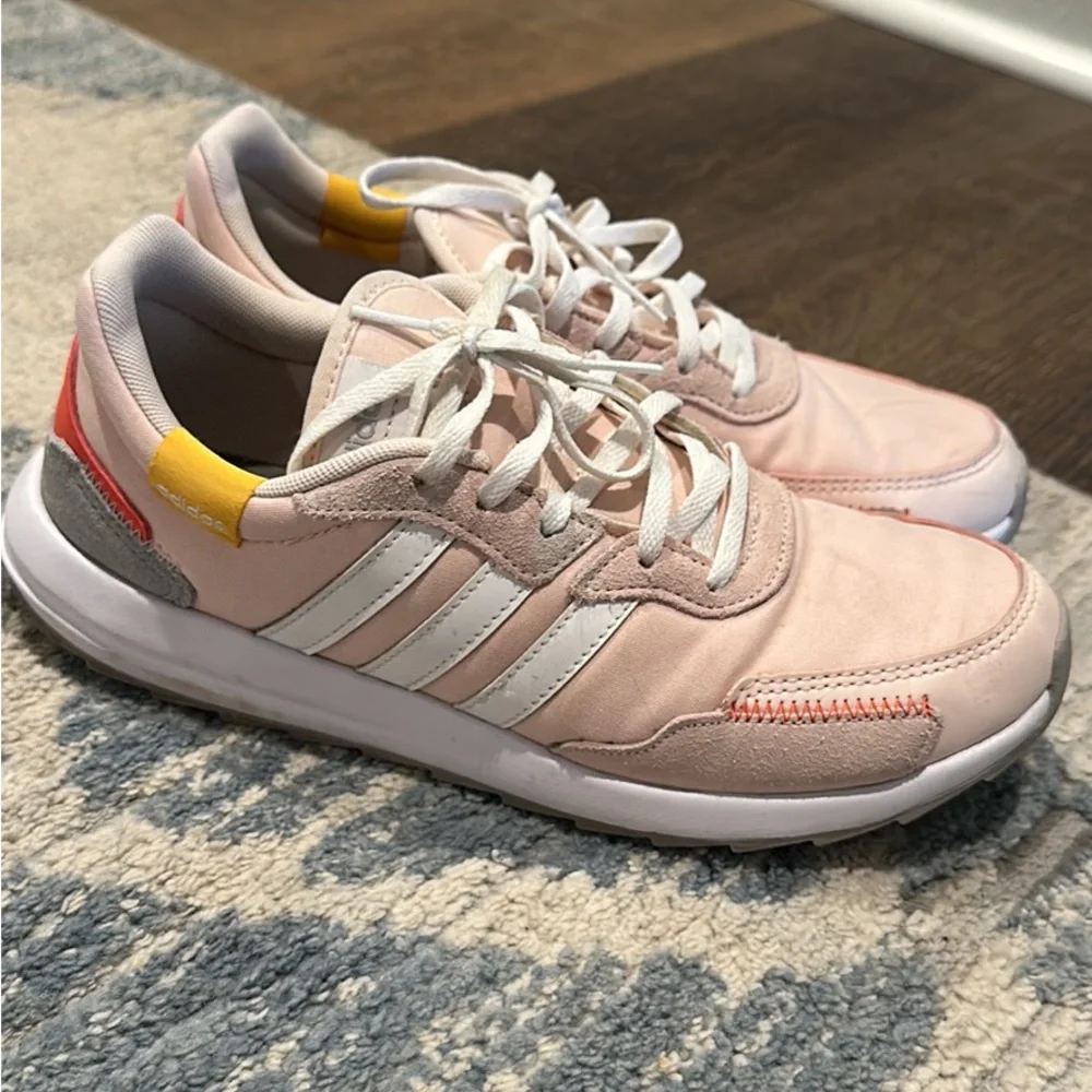 Women’s ADIDAS Sneaker - Picture 1 of 6